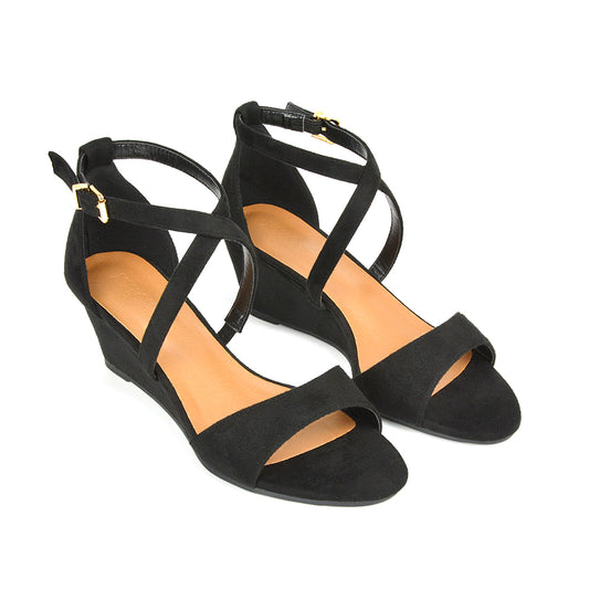 black strappy wedge heel sandals- wedge heels are a staple when it comes to adding the finishing touches to your holiday outfits.