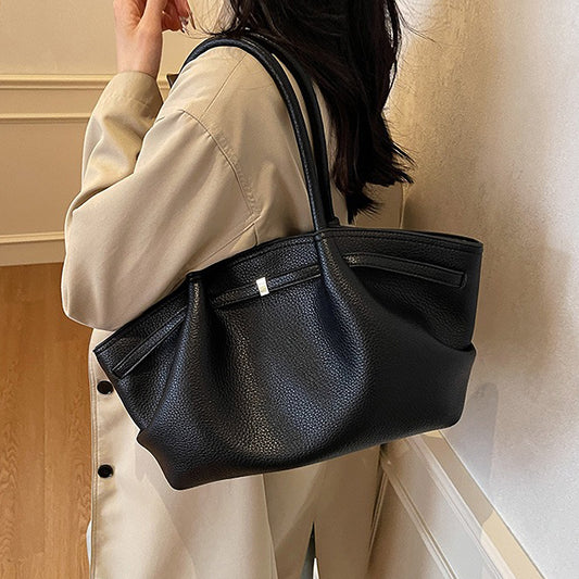 black trendy tote bag, black handbag, Trendy tote bag for women, Office-ready handbag, Must-have handbag for minimalists