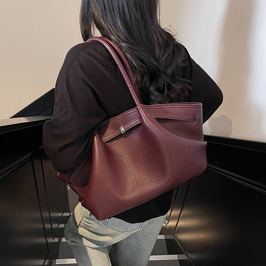 burgundy trendy tote bag, burgundy handbag, Trendy tote bag for women, Office-ready handbag, Must-have handbag for minimalists