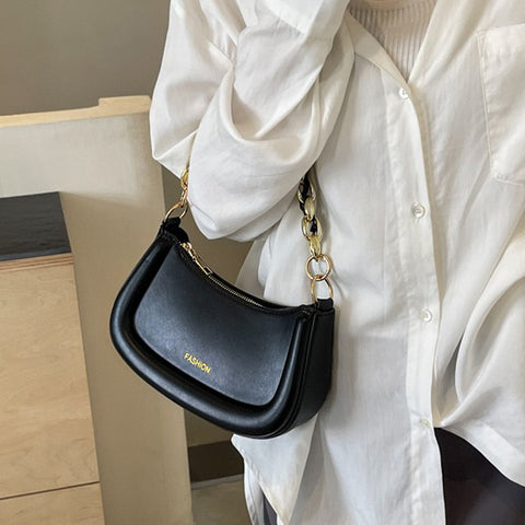 black shoulder bag with gold chain, black shoulder purse, shoulder bag with gold chain, shoulder purse, Fashionable handbag with gold chain detail for women