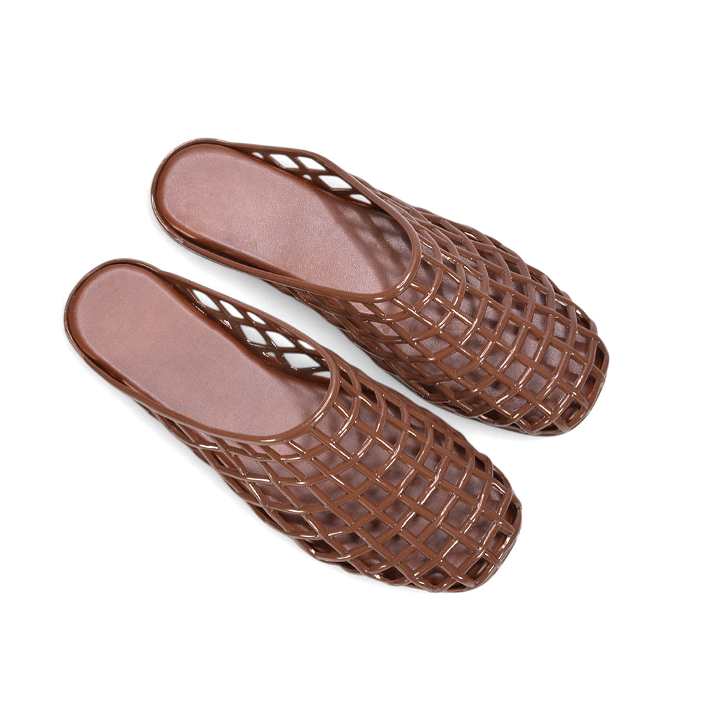 women’s jelly shoes, summer holiday slip on sandals, stylish beach sandals women, brown woven sandals, brown closed toe sandals