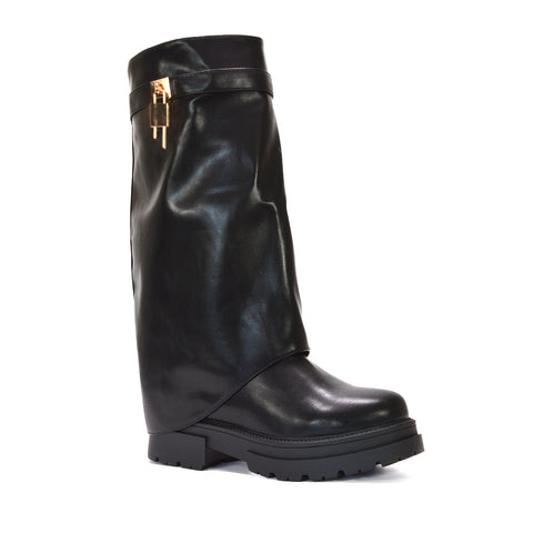 Black boots for fashion influencers, Bold autumn boots for women, Trending fall boots 2025, Chunky black boots with unique fold design