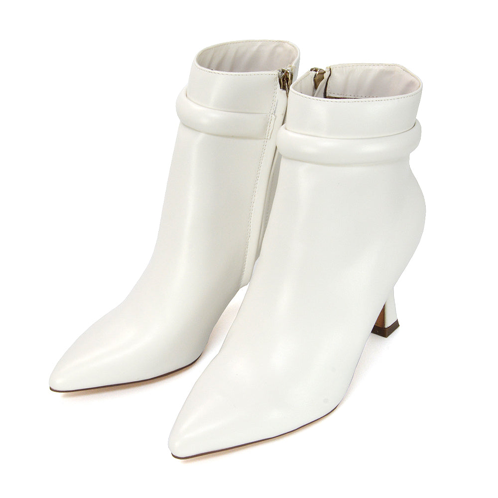 White UK 7 | EU 40 | US 9 | XY London