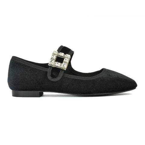 Black UK 6 | EU 39 | US 8 | XY London