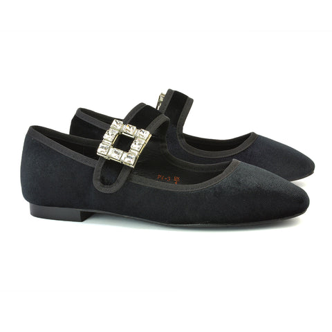 Black UK 4 | EU 37 | US 6 | XY London