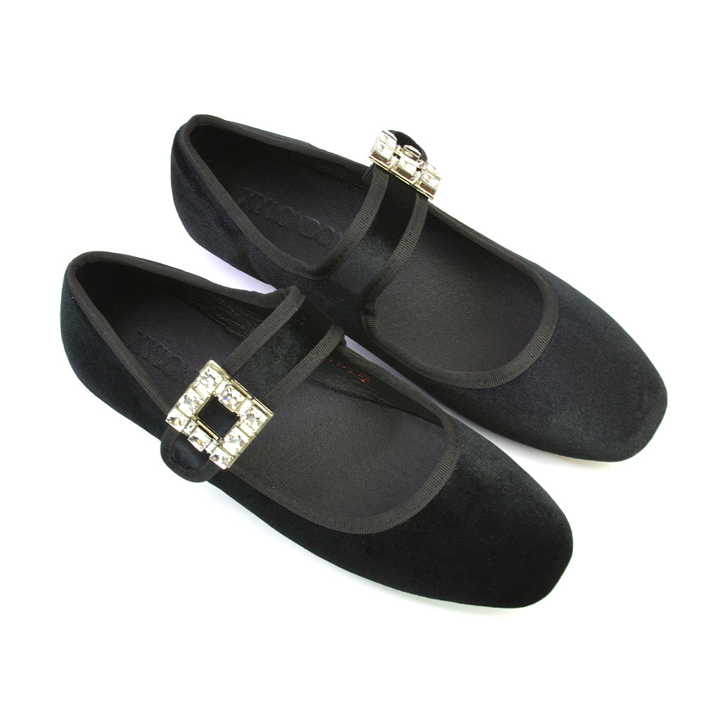Black UK 6 | EU 39 | US 8 | XY London