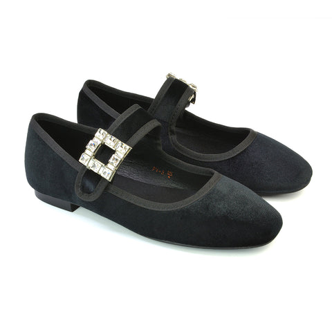 Black UK 5 | EU 38 | US 7 | XY London