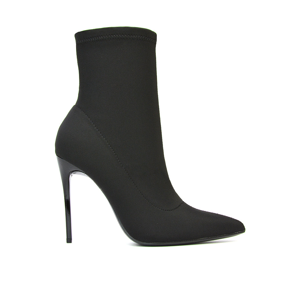 Black UK 6 | EU 39 | US 8 | XY London