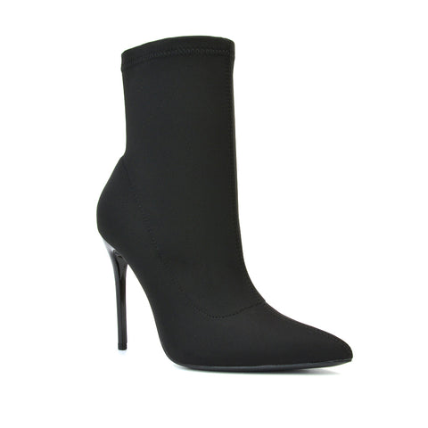 Black UK 6 | EU 39 | US 8 | XY London